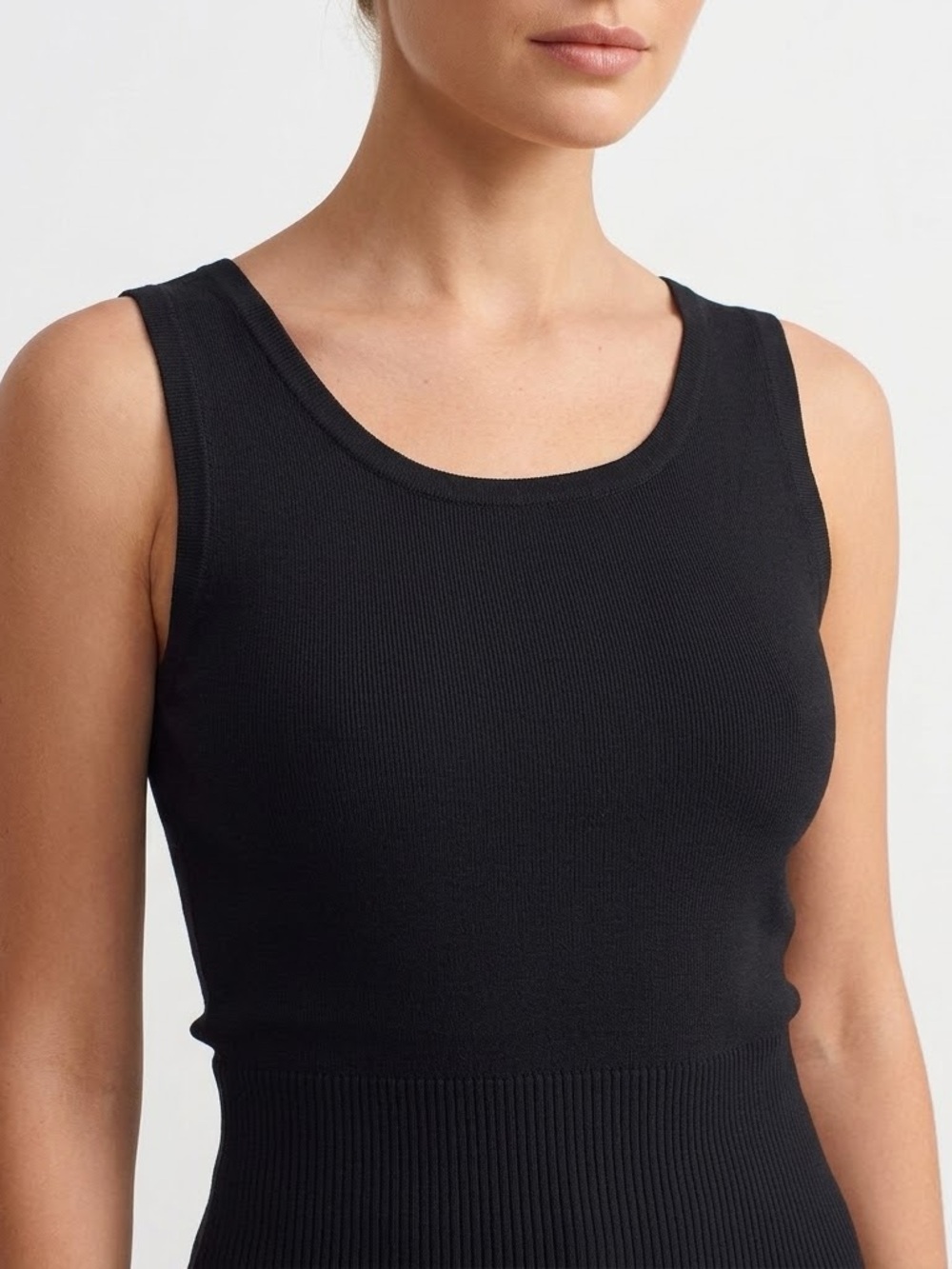 Studio M Black Scoop Neck Silk Blend Sleeveless Top